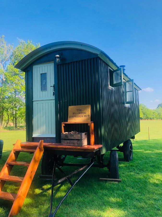 The Big Green Shepherds Hut Charlwood Kültér fotó