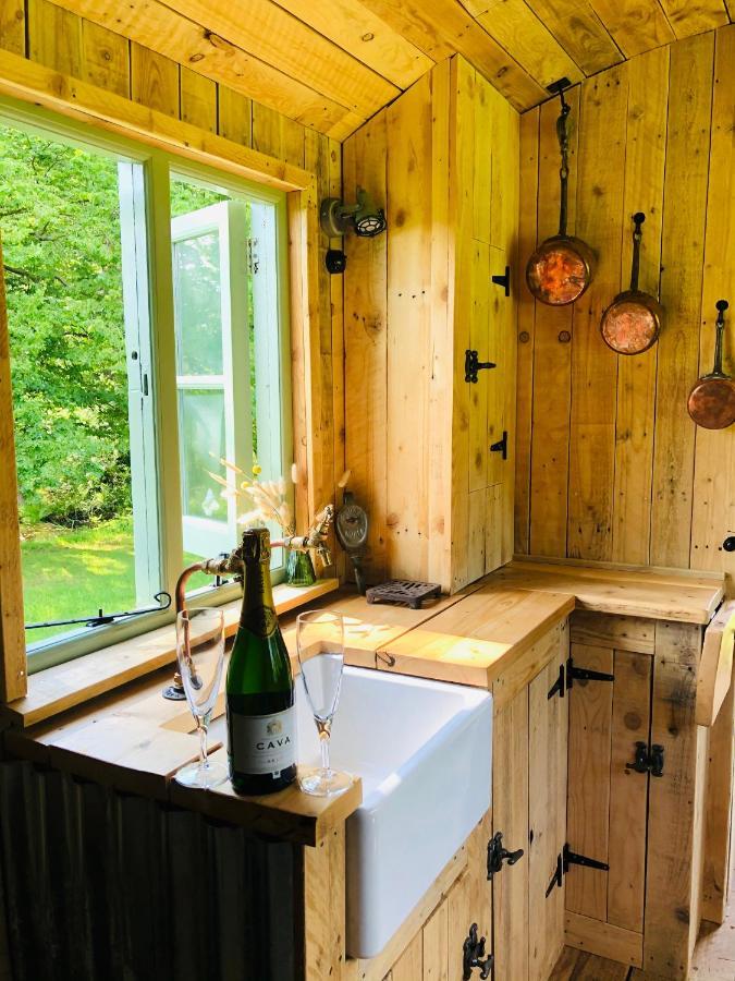 The Big Green Shepherds Hut Charlwood Kültér fotó