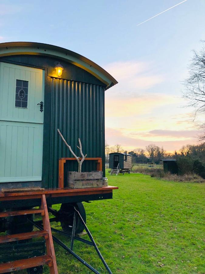 The Big Green Shepherds Hut Charlwood Kültér fotó
