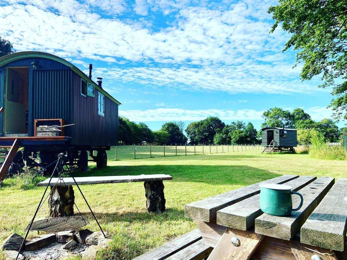 The Big Green Shepherds Hut Charlwood Kültér fotó