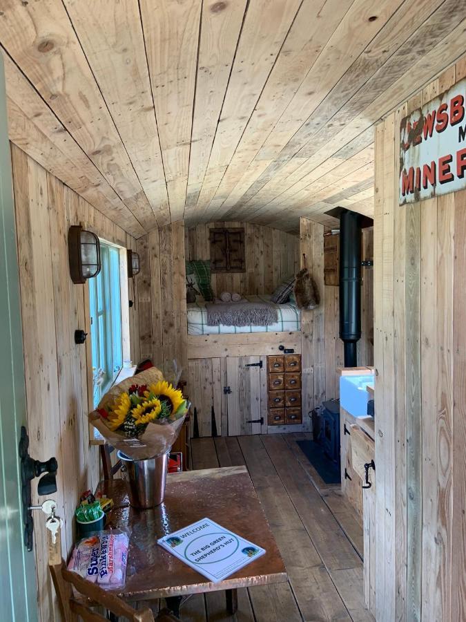 The Big Green Shepherds Hut Charlwood Kültér fotó